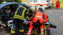 Realistische Einsatzübung am Bahnhof Klecken: Verkehrsunfall mit mehreren Verletzten