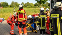 Realistische Einsatzübung am Bahnhof Klecken: Verkehrsunfall mit mehreren Verletzten
