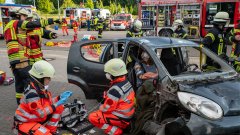 Realistische Einsatzübung am Bahnhof Klecken: Verkehrsunfall mit mehreren Verletzten