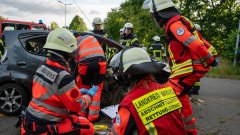 Realistische Einsatzübung am Bahnhof Klecken: Verkehrsunfall mit mehreren Verletzten