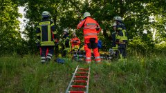Realistische Einsatzübung am Bahnhof Klecken: Verkehrsunfall mit mehreren Verletzten