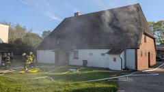 Brennende Mülltonne griff auf Gebäude über – Einsatzkräfte übten anspruchsvolles Szenario