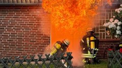 Brennende Mülltonne griff auf Gebäude über – Einsatzkräfte übten anspruchsvolles Szenario