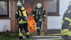 Brennende Mülltonne griff auf Gebäude über – Einsatzkräfte übten anspruchsvolles Szenario