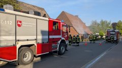 Brennende Mülltonne griff auf Gebäude über – Einsatzkräfte übten anspruchsvolles Szenario