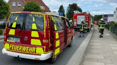 Person hinter verschlossener Tür