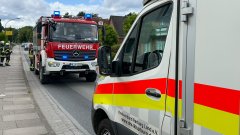 Person hinter verschlossener Tür