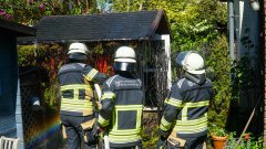 Brennende Hecke an Gartenhaus