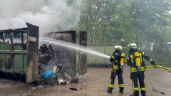 Brand in Müllumschlaganlage in Nenndorf sorgt für größeren Feuerwehreinsatz