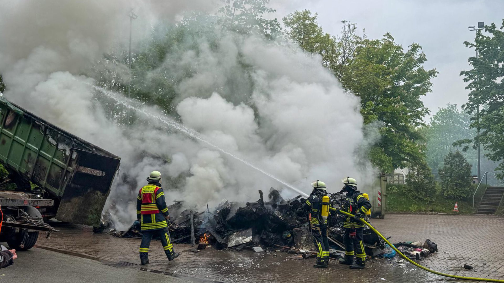 Brand in Müllumschlaganlage in Nenndorf sorgt für größeren Feuerwehreinsatz